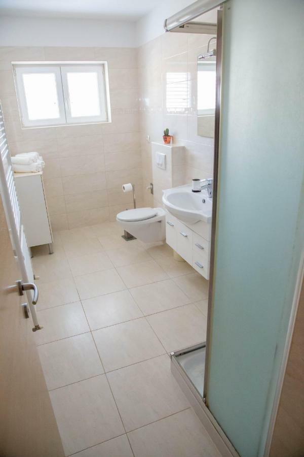Apartman Matea Apartment Малинска Екстериор снимка